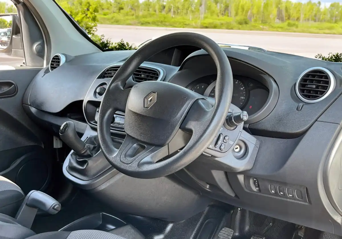 the interior of a Renault Kangoo with a steering wheel and dashboard.